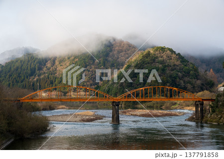 日本の島根県のとても美しい山村の風景 日本の島根県のとても美しい山村の風景 137791858