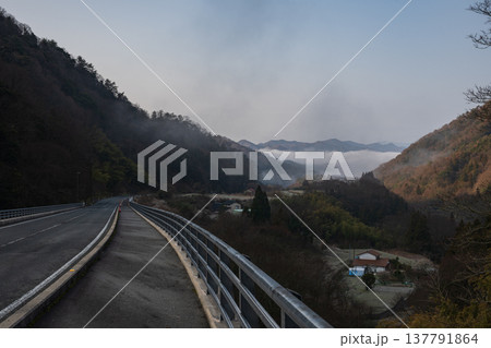 日本の島根県のとても美しい山村の風景 137791864