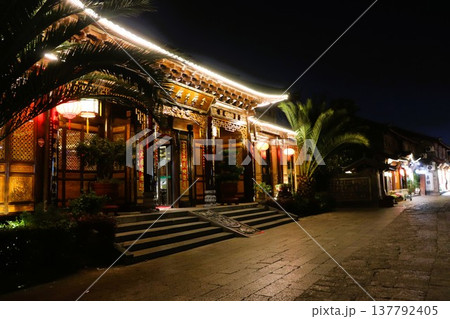 世界遺産 麗江の町並み 夜景 雲南省 中国 アジア 世界遺産 麗江の町並み 夜景 雲南省 中国 アジア 137792405