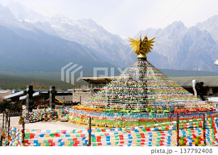 早春の玉龍雪山とタルチョ　麗江　雲南省　中国　アジア 137792408