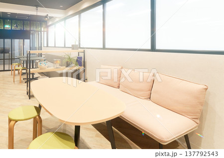 カフェのような雰囲気のオフィス休憩エリア カフェのような雰囲気のオフィス休憩エリア 137792543