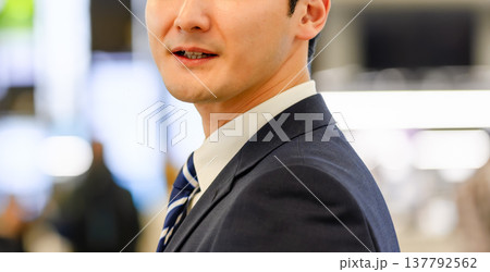 スーツ姿の男性の顔のアップ スーツ姿の男性の顔のアップ 137792562