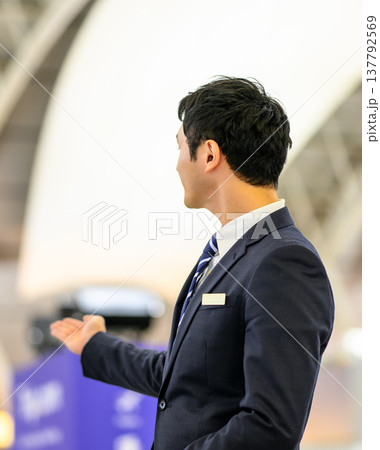 男性スタッフが案内する ■撮影協力：関西国際空港（KIX） 137792569