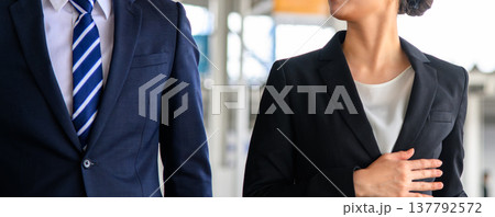 ビジネスマンと女性の接写 ■撮影協力:関西国際空港(KIX) ビジネスマンと女性の接写 ■撮影協力:関西国際空港(KIX) 137792572