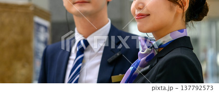 接客業の男女スタッフ笑顔 ■撮影協力：関西国際空港（KIX） 137792573