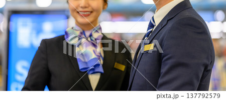 空港スタッフの笑顔の接客 ■撮影協力：関西国際空港（KIX） 137792579