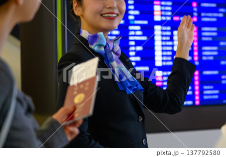 空港職員が搭乗案内 ■撮影協力:関西国際空港(KIX) 空港職員が搭乗案内 ■撮影協力:関西国際空港(KIX) 137792580