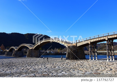 錦帯橋と岩国城と青空（山口県岩国市） 137792727
