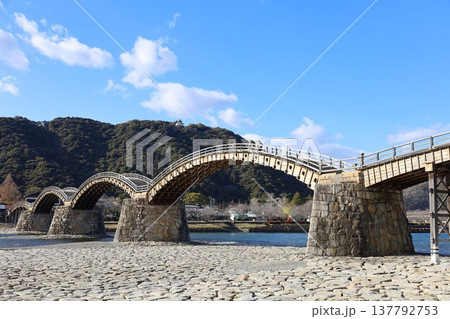 錦帯橋と岩国城の風景(山口県岩国市) 錦帯橋と岩国城の風景(山口県岩国市) 137792753
