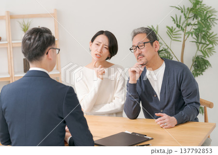 営業マンと打ち合わせをするミドル夫婦 営業マンと打ち合わせをするミドル夫婦 137792853