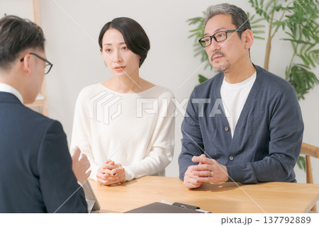 営業マンと打ち合わせをするミドル夫婦 137792889