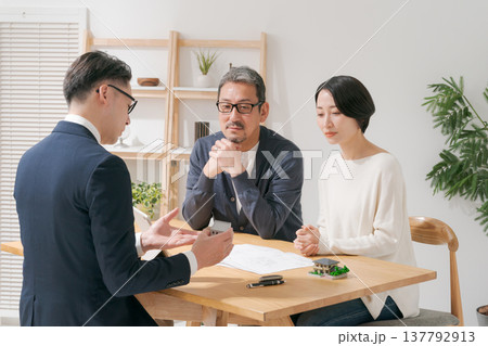 営業マンと打ち合わせをするミドル夫婦 137792913