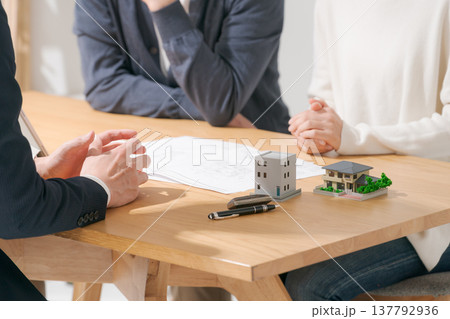 営業マンと打ち合わせをするミドル夫婦 137792936