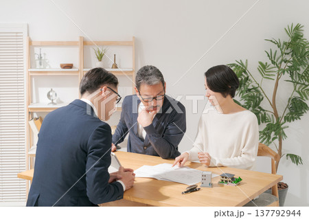 営業マンと打ち合わせをするミドル夫婦 営業マンと打ち合わせをするミドル夫婦 137792944