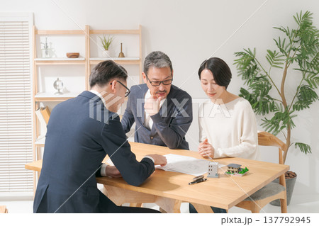 営業マンと打ち合わせをするミドル夫婦 営業マンと打ち合わせをするミドル夫婦 137792945