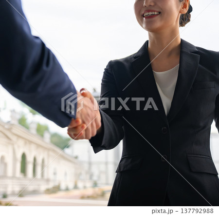 ビジネス握手で合意 ■撮影協力:関西国際空港(KIX) ビジネス握手で合意 ■撮影協力:関西国際空港(KIX) 137792988