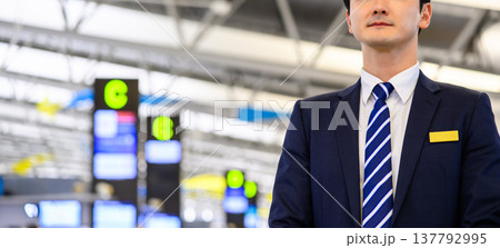 空港職員の接客風景 ■撮影協力:関西国際空港(KIX) 空港職員の接客風景 ■撮影協力:関西国際空港(KIX) 137792995
