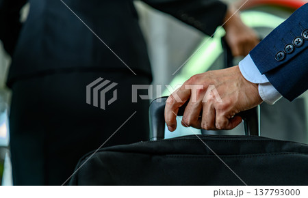 ビジネスマンの荷物移動 ■撮影協力：関西国際空港（KIX） 137793000