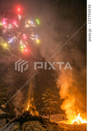 太田の火まつり　幻想的な冬花火　秋田県大仙市　 137793036