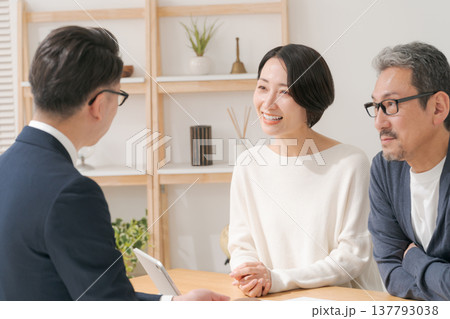 営業マンと打ち合わせをするミドル夫婦 営業マンと打ち合わせをするミドル夫婦 137793038