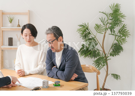 営業マンと打ち合わせをするミドル夫婦 営業マンと打ち合わせをするミドル夫婦 137793039