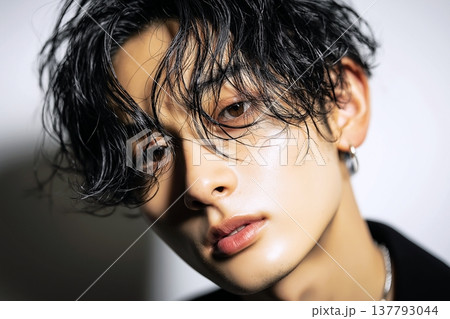 清潔感のあるイケメン男性 137793044