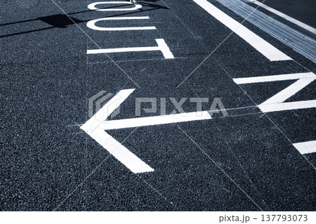 駐車場の出入口の真新しい表示 b-4 クールカラー 駐車場の出入口の真新しい表示 b-4 クールカラー 137793073