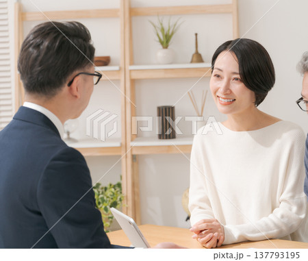 営業マンと打ち合わせをするミドル夫婦 137793195