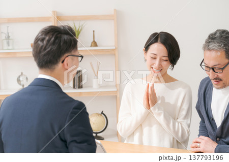営業マンと打ち合わせをするミドル夫婦 営業マンと打ち合わせをするミドル夫婦 137793196
