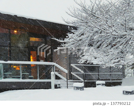 雪中小屋 137793212