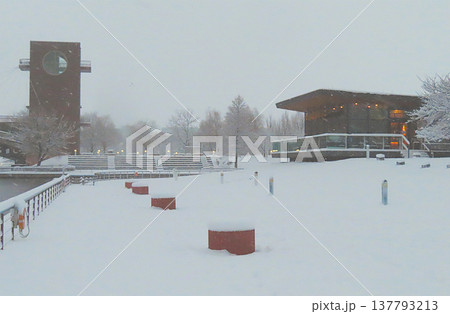 雪中小屋 137793213