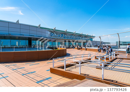 【東京都】たくさんの飛行機が見られる羽田空港の展望デッキ 137793426