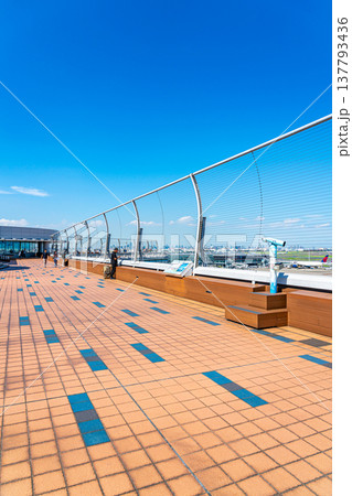 【東京都】たくさんの飛行機が見られる羽田空港の展望デッキ 137793436