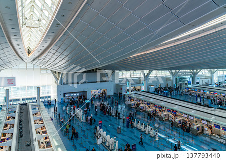 【東京都】近未来的な雰囲気のある羽田空港の第3ターミナル 137793440