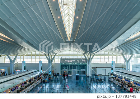 【東京都】近未来的な雰囲気のある羽田空港の第3ターミナル 137793449