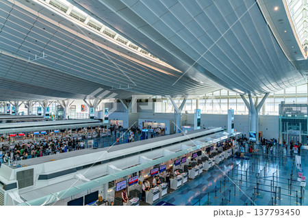 【東京都】近未来的な雰囲気のある羽田空港の第3ターミナル 137793450