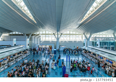 【東京都】近未来的な雰囲気のある羽田空港の第3ターミナル 137793451