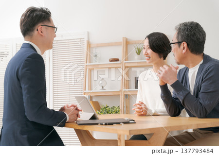 営業マンと打ち合わせをするミドル夫婦 営業マンと打ち合わせをするミドル夫婦 137793484