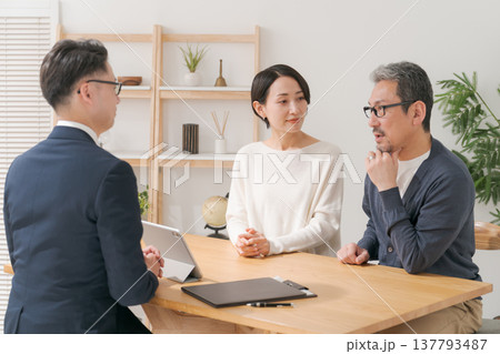 営業マンと打ち合わせをするミドル夫婦 営業マンと打ち合わせをするミドル夫婦 137793487