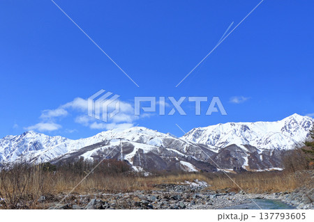 早春の白馬山麓 渓流と北アルプス 早春の白馬山麓 渓流と北アルプス 137793605
