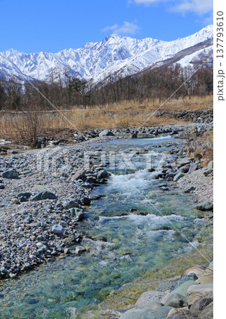 早春の白馬山麓　渓流と北アルプス 137793610