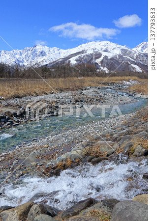 早春の白馬山麓 渓流と北アルプス 早春の白馬山麓 渓流と北アルプス 137793633