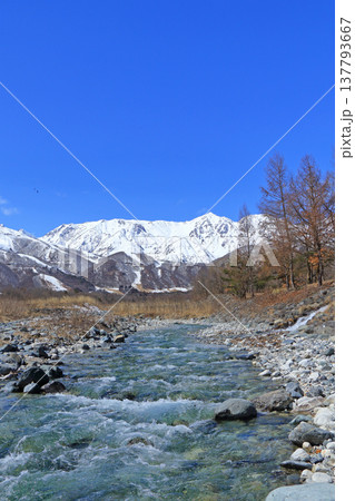 早春の白馬山麓 渓流と北アルプス 早春の白馬山麓 渓流と北アルプス 137793667