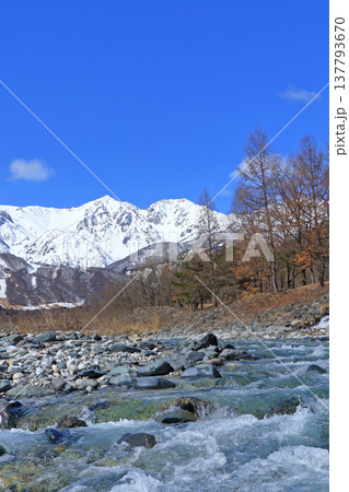 早春の白馬山麓 渓流と北アルプス 早春の白馬山麓 渓流と北アルプス 137793670