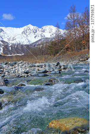 早春の白馬山麓　渓流と北アルプス 137793671