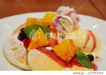 フルーツとアイスクリームを添えたふわふわパンケーキのデザートプレート。 フルーツとアイスクリームを添えたふわふわパンケーキのデザートプレート。 137793763