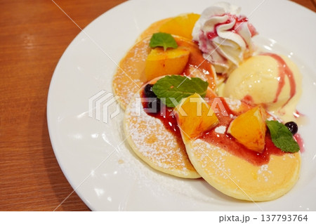 フルーツとアイスクリームを添えたパンケーキのデザートプレート。 137793764