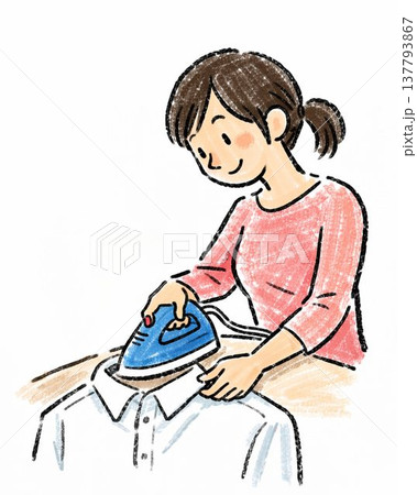 ワイシャツの襟にアイロンをかける母親 ワイシャツの襟にアイロンをかける母親 137793867