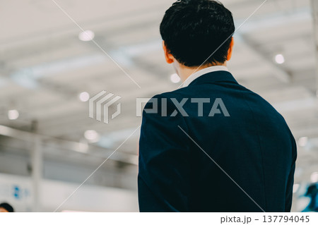 スーツ姿の男性 後ろ姿 ■撮影協力：関西国際空港（KIX） 137794045