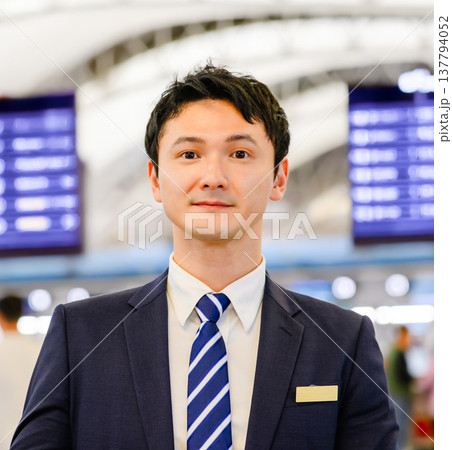 空港職員の正面ポートレート ■撮影協力:関西国際空港(KIX) 空港職員の正面ポートレート ■撮影協力:関西国際空港(KIX) 137794052
